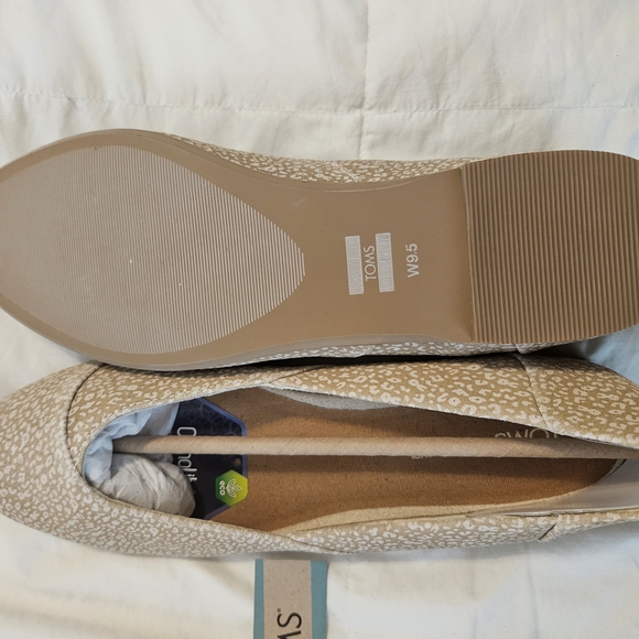 TOMS Women's Tan Slip-On Shoes - Picture 2 of 5